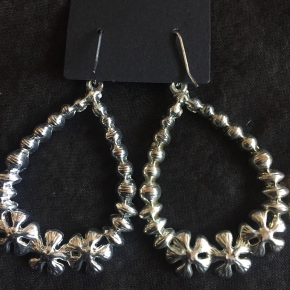 Silver with black flowers earrings - Picture 7 of 7